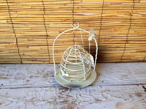 WHT BEEHIVE CANDLE HOLDER 10.5X7